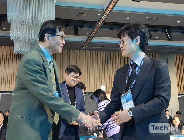 이해진 네이버 이사회 의장(오른쪽)과 이창용 한국은행 총재가 21일 한국은행 컨퍼런스홀에서 열린 \'한국은행·네이버 공동 AX 컨퍼런스\'에서 만나 악수하고 있다. / 사진=조성준 기자