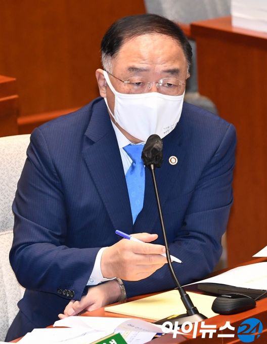 홍남기 경제부총리 겸 기획재정부 장관이 31일 서울 여의도 국회에서 열린 예산결산특별위원회 전체회의에서 발언하고 있다. [조성우 기자]