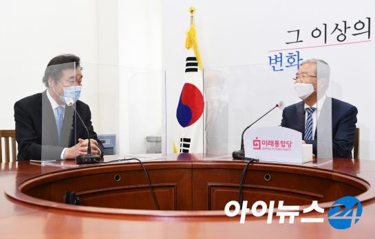이낙연 더불어민주당 신임 대표가 1일 오전 서울 여의도 국회 에서 김종인 미래통합당 비상대책위원장을 예방해 환담을 나누고 있다.