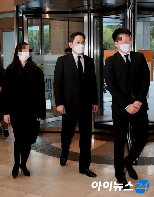 이건희 삼성그룹 회장이 별세한 25일 서울 강남구 삼성서울병원 장례식장에 이재용 삼성전자 부회장이 딸 이원주양, 아들 이지호씨와 빈소로 향하고 있다.