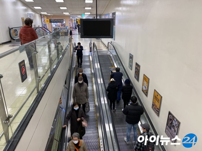 24일 전국경제인연합회(전경련)가 시장조사 전문기관인 모노리서치에 의뢰한 대형마트 등에 대한 유통규제 관련 소비자 인식 조사에 따르면 58.3%의 소비자가 대형마트의 공휴일 의무휴업 제도를 폐지하거나 규제를 완화해야 한다고 응답했다. [사진=이현석 기자]