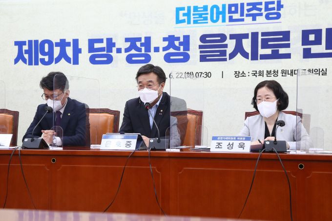 지난 22일 국회 본청 원내대표회의실에서 열린 '제9차 당정청 을지로 민생현안회의'에서 윤호중 더불어민주당 원내대표가 발언하고 있다. [사진=뉴시스]