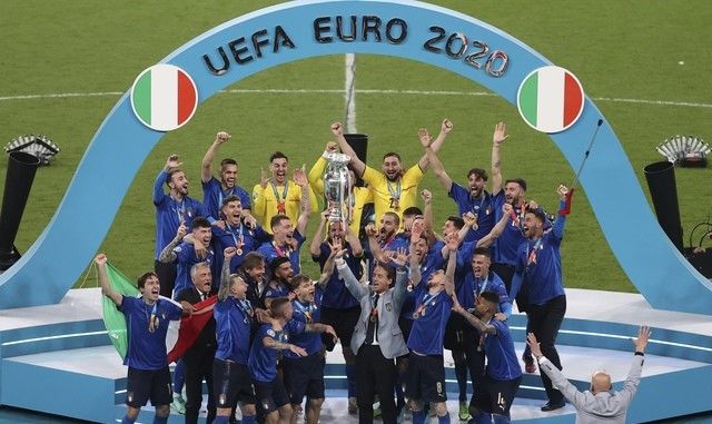 이탈리아 선수들이 12일(한국시간) 열린 유로 2020 잉글랜드와 결승전에서 승부차기 끝에 3-2로 이겨 우승을 차지했다. 시상식에서 기쁨을 나누고 있는 이탈리아 선수들. [사진=뉴시스]