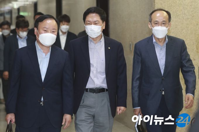 김기현 국민의힘 원내대표(가운데). [사진=김성진 기자]