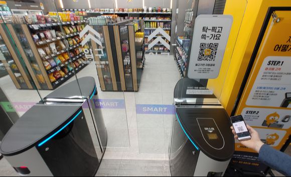 매장 입구 오른쪽에 위치한 키오스크를 통해 QR코드를 등록해야만 매장 내부로 입장이 가능하다.