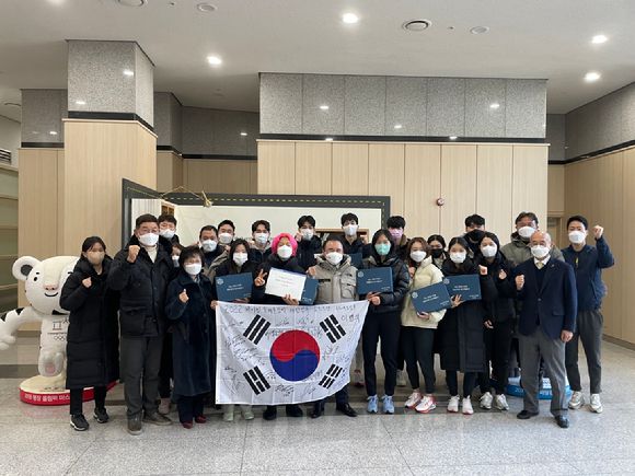 윤홍근 대한빙상경기연맹 회장이 쇼트트랙남녀대표팀 선수단을 직접 찾아 선수와 지도자를 격려했다. 윤 회장과 쇼트트랙남녀대표팀 선수단이 기념촬영을 하고있다. [사진=대한빙상경기연맹]