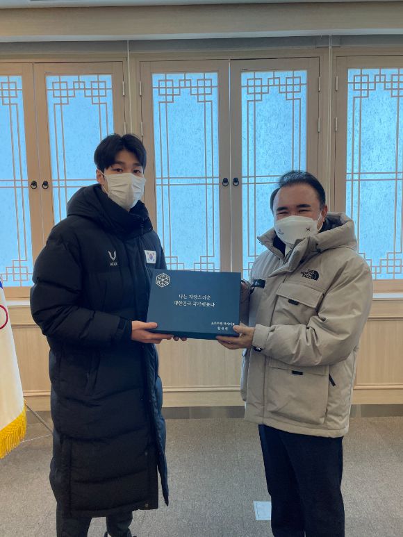 윤홍근 대한빙상경기연맹 회장(오른쪽)이 쇼트트랙 남자대표팀 선수인 황대헌에게 응원박스를 전달하고 있다. [사진=대한빙상경기연맹]