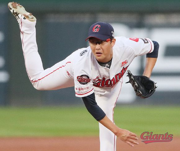 롯데 자이언츠 박세웅(투수)은 송승준(투수)이 오랜 기간 달았던 등번호 21번을 물려받았다. [사진=롯데 자이언츠]