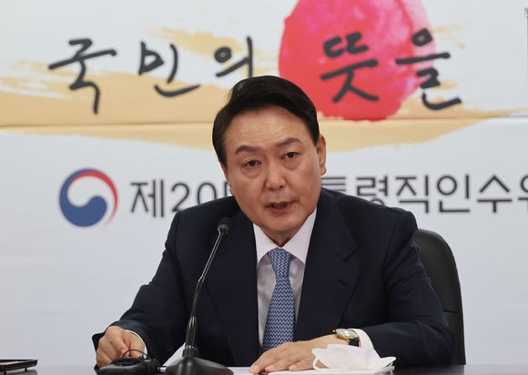 윤석열 대통령 당선인이 18일 오전 서울 종로구 금융감독원 연수원에 마련된 인수위원회에서 첫 전체회의를 주재하고 있다. [사진=국회사진취재단]