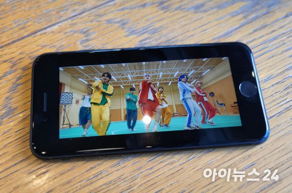 아이폰SE3로 유튜브 영상을 시청할 경우 베젤의 존재감이 더욱 드러난다. [사진=서민지 기자]