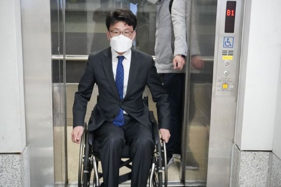 진성준 더불어민주당 의원이 6일 휠체어를 타고 국회로 출근하는 '휠체어 출근 챌린지'를 진행했다. 사진은 진 의원이 휠체어를 타고 엘리베이터에서 내리는 모습. [사진=진성준 의원실]