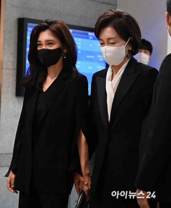 구자학 아워홈 명예회장이 향년 92세로 별세한 가운데 12일 빈소가 마련된 서울아산병원 장례식장에 이부진 호텔신라 사장과 홍라희 전 리움미술관장이 빈소로 향하고 있다. [사진=김성진 기자]