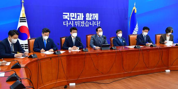 박홍근(왼쪽 네번째) 더불어민주당 원내대표가 14일 서울 여의도 국회에서 열린 원내대책회의에서 발언하고 있다. [사진=뉴시스]
