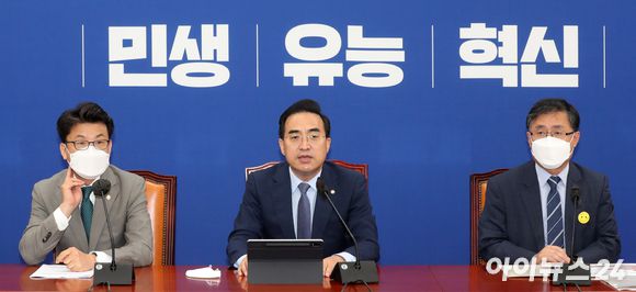 박홍근 더불어민주당 원내대표가 21일 서울 여의도 국회에서 열린 원내대책회의에서 모두발언을 하고 있다. [사진=김성진 기자]