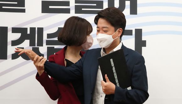 국민의힘 이준석 대표와 배현진 최고위원이 서울 여의도 국회에서 열린 국민의힘 최고위원회의에서 인사를 나누고 있다. [사진=뉴시스]