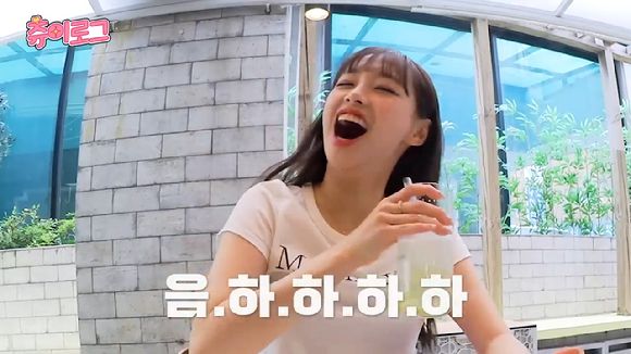 이달의 소녀(LOONA) 츄가 유튜브 채널 지켜츄를 통해 브이로그를 공개해 관심을 모으고 있다. [사진=이달의 소녀 츄 '지켜츄' 영상 캡쳐]