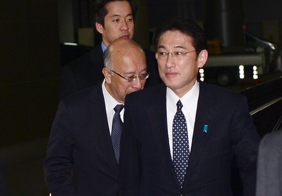 일본군 '위안부' 문제 해결을 위한 한일 외교장관 회담 후 박근혜 대통령 접견을 마친 기시다 후미오 일본 외무상이 일본으로 출국하기 위해 지난 2015년 12월28일 오후 서울 강서구 김포국제공항으로 들어서고 있다. 2015.12.28. [사진=뉴시스]