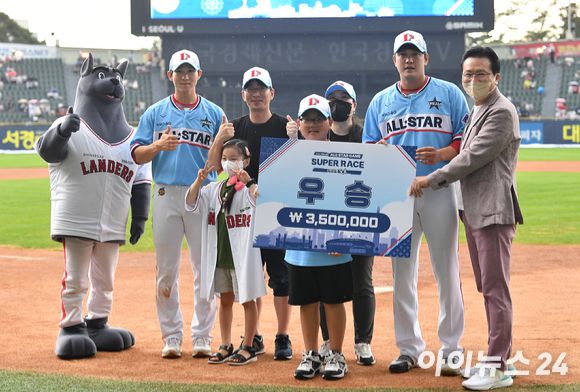 16일 오후 서울 잠실야구장에서 '2022 신한은행 SOL KBO 올스타전' 드림 올스타와 나눔 올스타의 경기가 열렸다. SSG 박성한과 서진용이 슈퍼레이스 우승을 차지한 후 기념촬영을 하고 있다. [사진=김성진 기자]