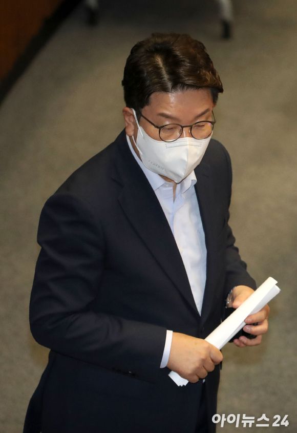 권성동 국민의힘 당대표 직무대행 겸 원내대표가 20일 서울 여의도 국회에서 열린 본회의에서 박홍근 더불어민주당 원내대표의 교섭단체 대표연설을 들은 후 회의장을 나서고 있다. [사진=김성진 기자]