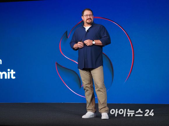 크리스티아노 아몬 퀄컴 CEO가 지난 2011년 11월 30일(현지시간)부터 개최된 퀄컴 스냅드래곤 테크 서밋 2021 키노트에 나선 모습 [사진=김문기 기자]