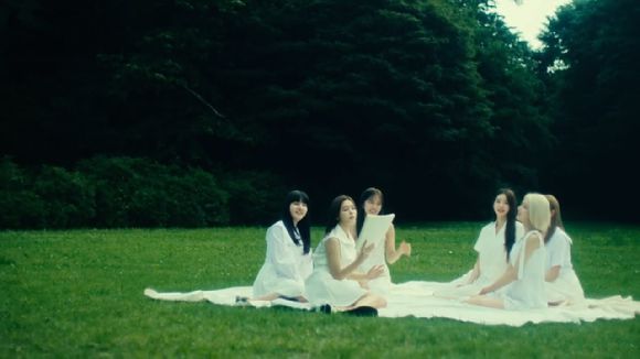 아이브의 신곡 프로모션 시작을 알리는 'I'VE SUMMER FILM' 영상이 공개돼 관심을 모으고 있다. [사진=아이브 'I'VE SUMMER FILM' 영상 캡쳐]