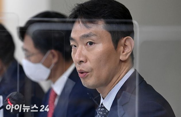 이복현 금융감독원장이 '자영업 컨설팅 프로그램' 확대 시행 첫날 자영업자들과 만나 적극적인 지원을 약속했다. 사진은 이 원장. [사진=김성진 기자]