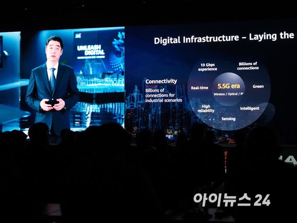 켄 후 화웨이 순환회장은 19일 태국 방콕에서 열린 대표 연례 행사 ‘화웨이 커넥트’에서 기조연설자로 나선 모습 [사진=김문기 기자]