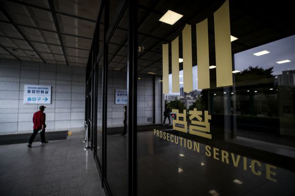 검찰이 상습적으로 자영업자 영업을 방해한 혐의로 구속된 20대 유튜버 A씨를 마약 혐의를 추가해 구속 기소했다. [사진=뉴시스]