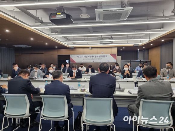 지난 30일 오후 인텔리안테크 본사 사옥에서 제11차 디지털 국정화제 연속 현장 간담회가 개최된 가운데 민·관·학 분야 참석자들이 자유 토론을 진행하고 있는 모습. [사진=안세준 기자]