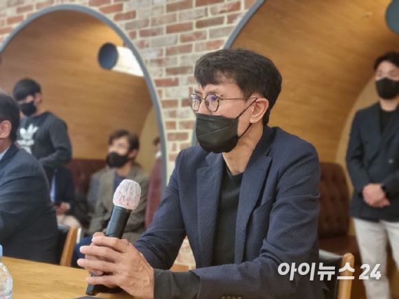 16일 SK C&C 판교 데이터센터 현장 점검에 참석한 홍은택 카카오 각자대표가 발언하고 있다. [사진=안세준 기자]