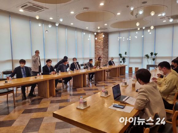 국회 과학기술정보방송통신위원회(과방위) 소속 여야 의원들은 16일 오후 2시께 SK C&C 판교 데이터센터 현장을 긴급 방문했다. 이 자리에는 정청래 과방위 위원장과 조승래 과방위 야당 간사, 윤영찬 의원(이하 더불어민주당)과 박성중 여당 간사, 허은아 의원(국민의힘) 등이 참석했다. [사진=안세준 기자]