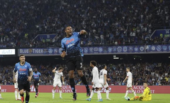 김민재(나폴리)의 소속팀 동료 제주스가 17일(한국시간) 열린 볼로냐와 홈 경기 0-1로 끌려가는 상황에서 동점골을 넣고 환호하고 있다. 나폴리는 이날 볼로냐에 3-2로 이겼다. [사진=뉴시스]