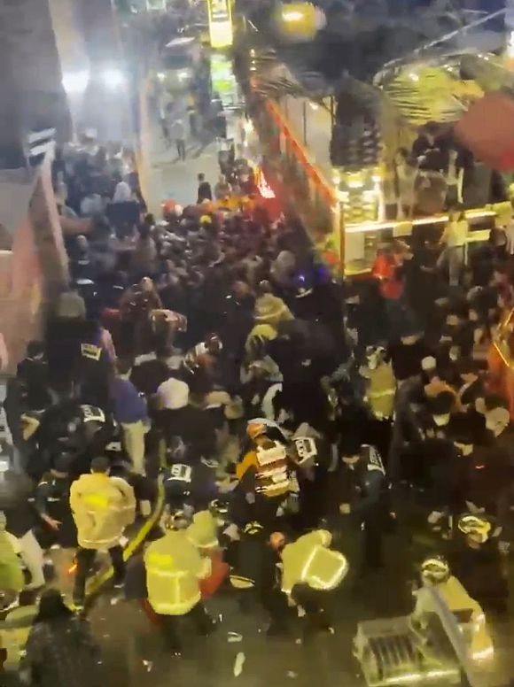 29일 서울 용산구 이태원 일대에서 대규모 압사 사고가 발생해 소방대원들이 현장을 수습하고 있다. 발생 시각과 피해 규모는 파악 중이며, 사고 신고일시는 오후 10시15분께로 파악됐다. 경찰에 따르면 이날 이태원에는 10만명 이상의 인파가 몰렸다. (사진=독자 제공) 2022.10.29. [사진=뉴시스]