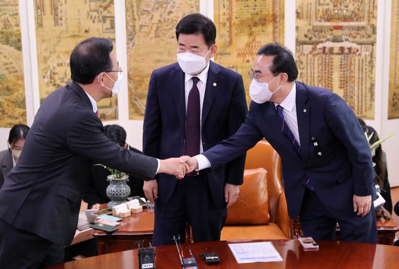 14일 오전 서울 여의도 국회 의장실에서 주호영 국민의힘 원내대표와 박홍근 더불어민주당 원내대표가 김진표 국회의장과 회동에 앞서 악수를 하고 있다. [사진=뉴시스]