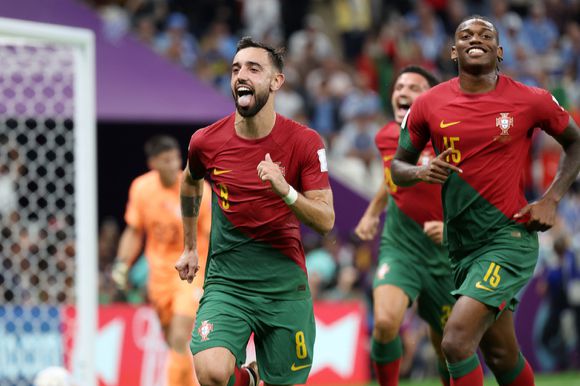 지난 28일(현지시간) 카타르 루사일 스타디움에서 열린 2022 카타르 월드컵 조별리그 H조 2차전 포르투갈과 우루과이의 경기, 포르투갈 브루노 페르난데스가 PK 득점 후 기뻐하고 있다. [사진=뉴시스]