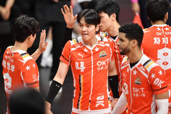 OK금융그룹 조재성(가운데)이 일 2열린 삼성화재와 홈 경기 도중 공격 성공 후 팀 동료인 세터 곽명우, 레오 등과 함께 환호하고 있다. [사진=한국배구연맹(KOVO)]