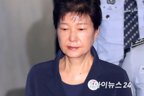 박근혜 전 대통령이 23일 서울 서초구 중앙지법으로 들어서고 있다. 박 전 대통령은 삼성 등 대기업에서 뇌물을 받거나 요구, 약속한 혐의 등으로 구속기소돼 전직 대통령으로는 세번째로 재판정에 선다. [사진=아이뉴스24 포토DB]