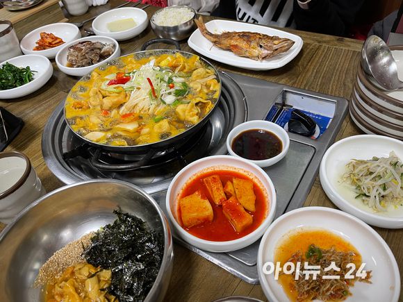 멍게 전골과 멍게 비빔밥이 나온 한상 [사진=원성윤 기자]