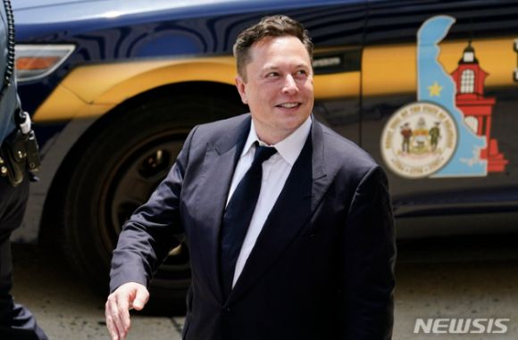 서학 개미들이 최근 일주일간 가장 많이 담은 종목은 미국 전기차업체 테슬라였다. 사진은 테슬라 창업자 엘론 머스크.  [사진=뉴시스 ]