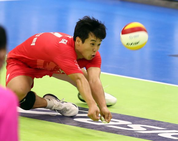 한국전력 서재덕이 지난 15일 치른 우리카드와 홈 경기에서 서브 리시브를 시도하고 있다. [사진=발리볼코리아닷컴]