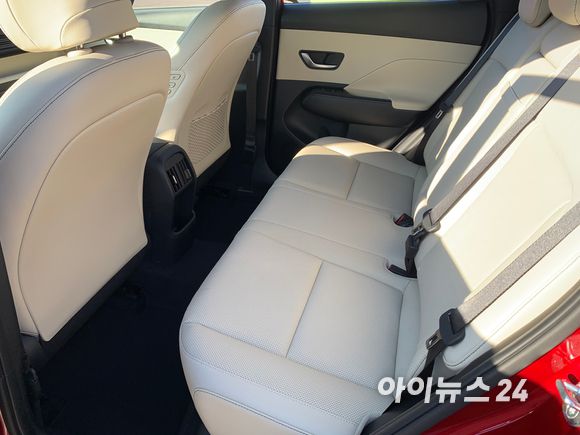 현대차 '디 올 뉴 코나' 2열 모습. [사진=김종성 기자]