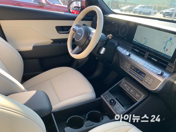 현대차 '디 올 뉴 코나'는 컬럼타입 전자식 변속 레버가 적용돼 콘솔에 수납 공간의 효율성을 높였다. [사진=김종성 기자]