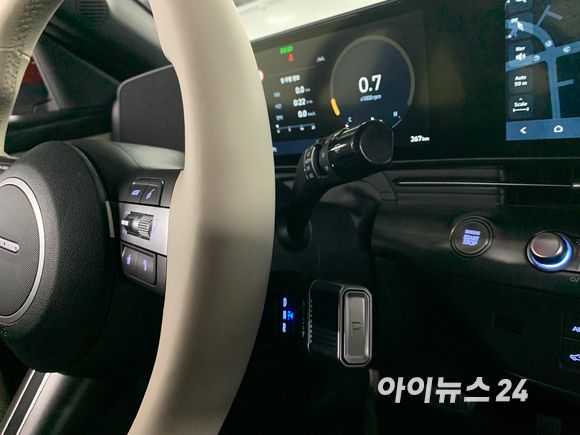 현대차 '디 올 뉴 코나'의 컬럼타입 전자식 변속 레버. [사진=김종성 기자]