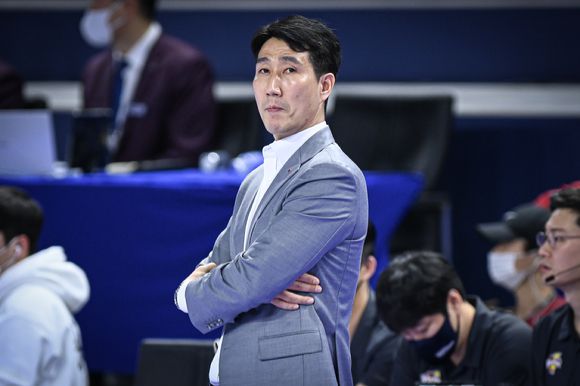 권영민 한국전력 감독이 2일 열린 대한항공과 원정 경기 도중 선수들의 플레이를 지켜보고 있다. [사진=한국배구연맹(KOVO)]