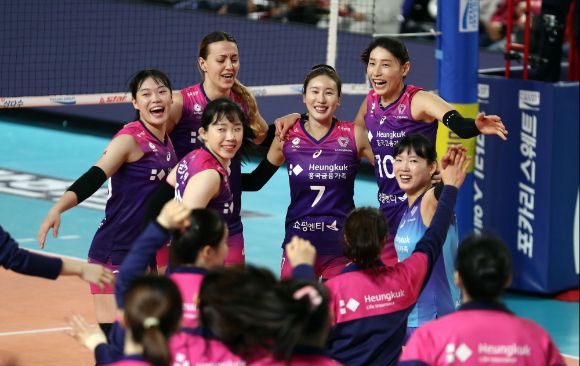 흥국생명 선수들이 3일 치른 KGC인삼공사와 원정 경기에서 세트 스코어 3-0으로 승리를 확정한 뒤 환호하고 있다. [사진=발리볼코리아닷컴]