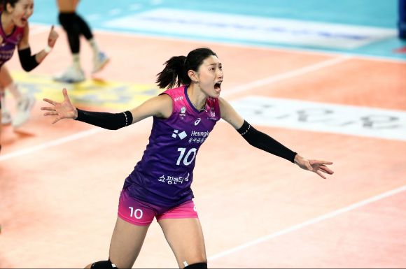 흥국생명 김연경이 3일 열린 KGC인삼공사와 원정 경기 2세트 듀스 접전을 승리로 가져가는 블로킹에 성공한 뒤 환호하고 있다. [사진=발리볼코리아닷컴]
