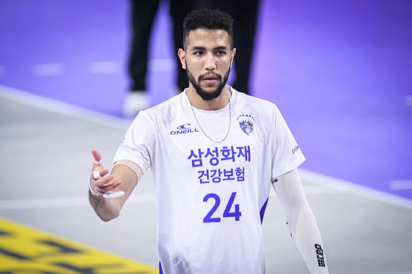 삼성화재 이크바이리가 7일 열린 대한항공과 원정 경기 도중 서브 에이스를 올린 뒤 세리머니하고 있다. [사진=한국배구연맹(KOVO)]