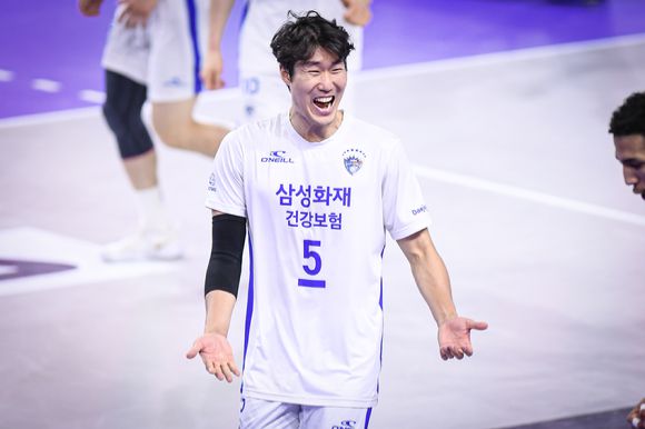 삼성화재 고준용이 7일 열린 대한항공과 원정 경기 도중 공격 성공 후 환호하고 있다. [사진=한국배구연맹(KOVO)]