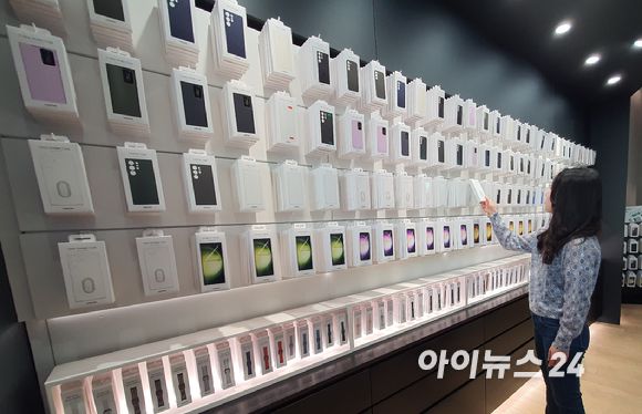갤럭시 익스피리언스 스토어 인 LA에 마련된 '갤럭시 액세서리' 코너 [사진=장유미 기자]