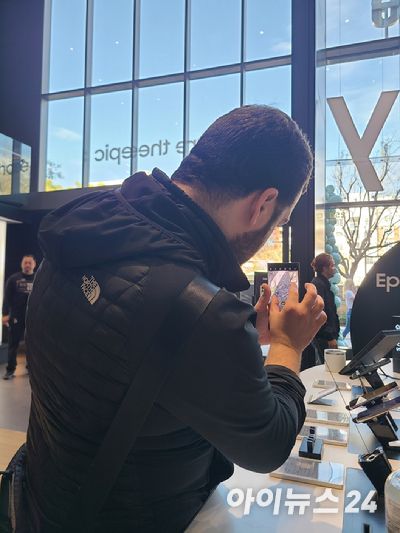 '갤럭시S21 울트라'와 '아이폰13'을 함께 쓰고 있다는 글렌데일 거주 시민이 '갤럭시S23 울트라'의 100줌 기능을 체험하고 있다. [사진=장유미 기자]